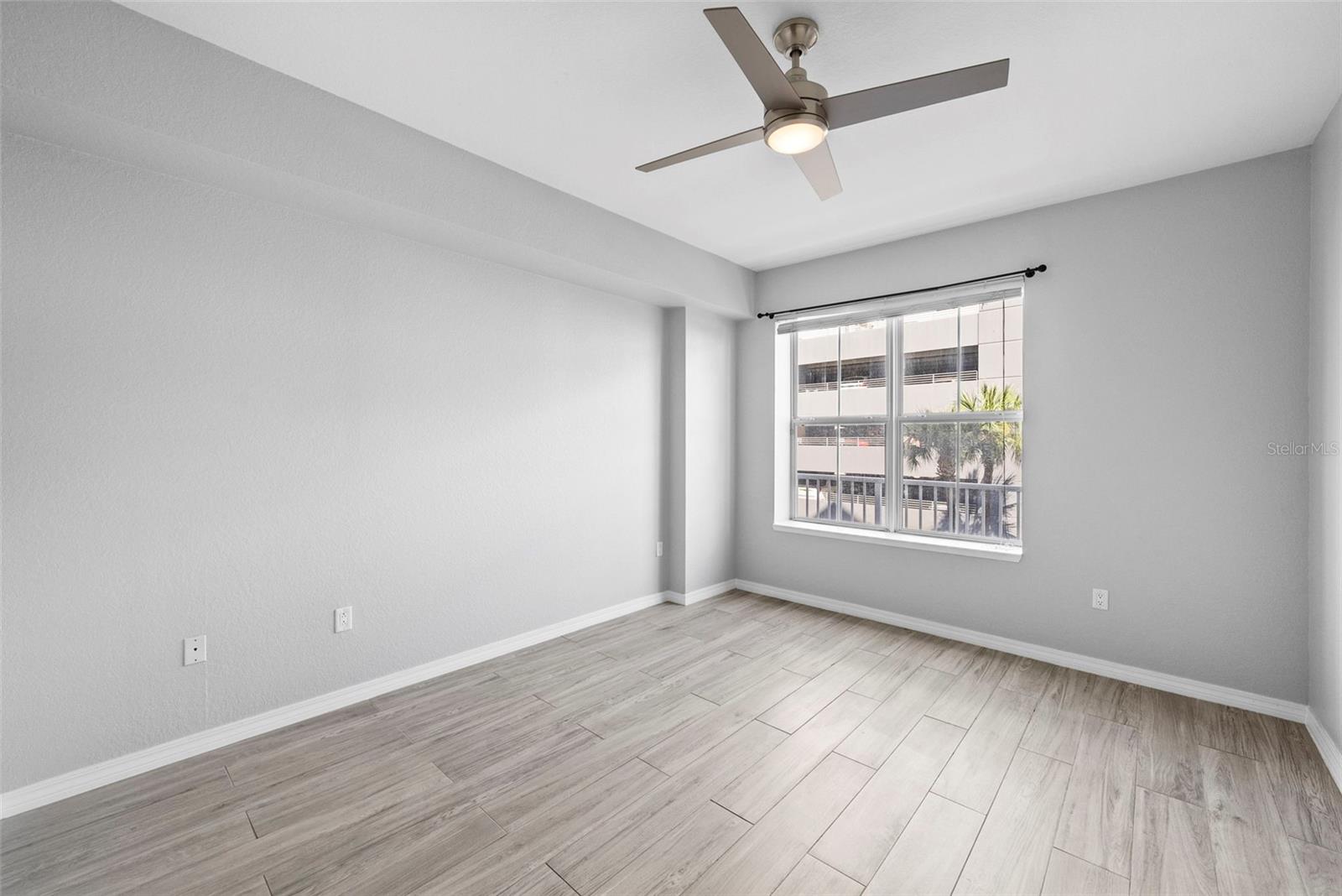 Image 21 of 39 For 700 Harbour Island  238