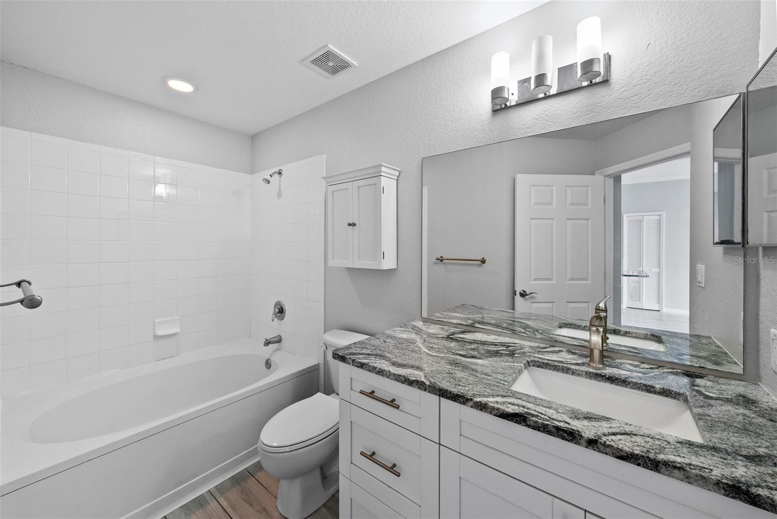 Image 24 of 39 For 700 Harbour Island  238