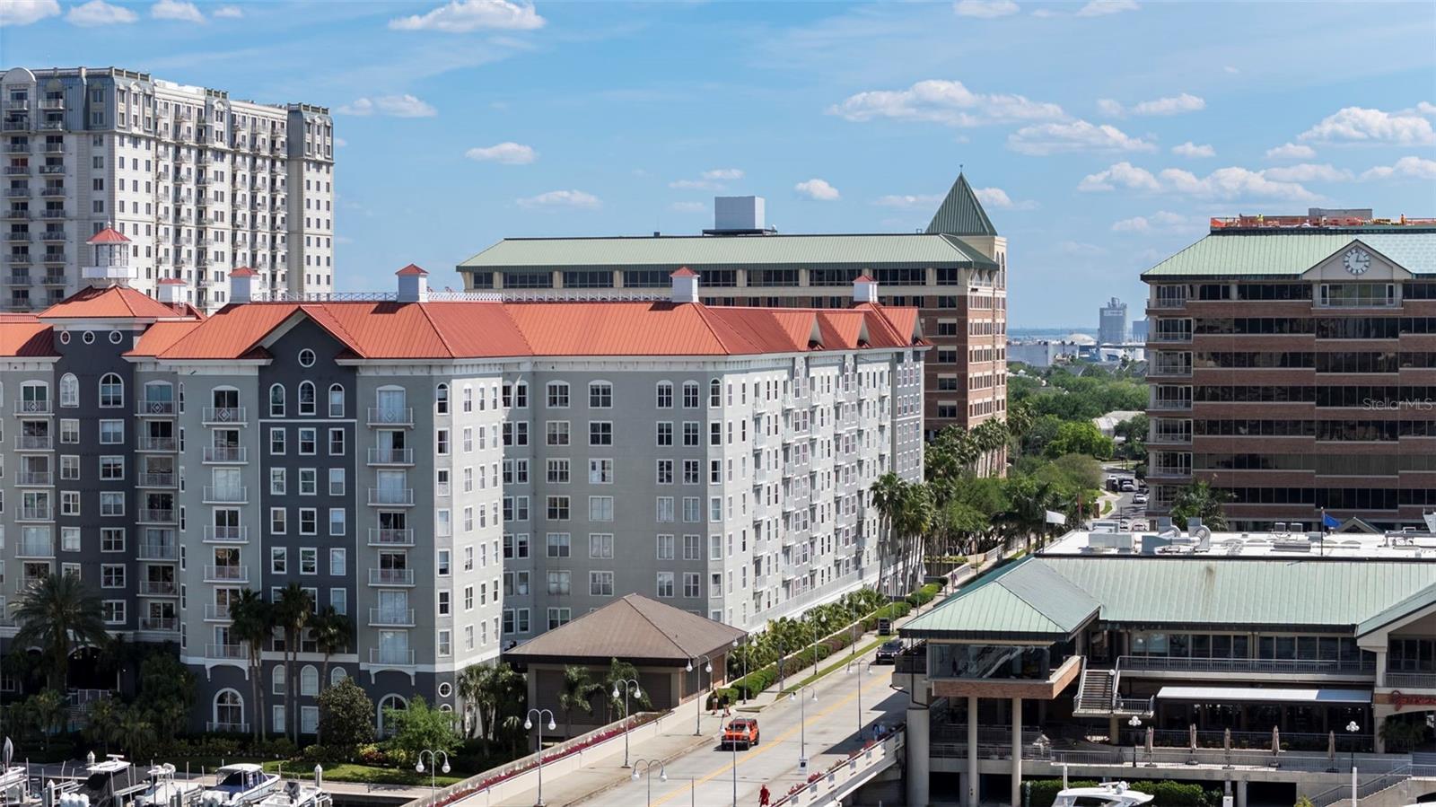 Image 33 of 39 For 700 Harbour Island  238