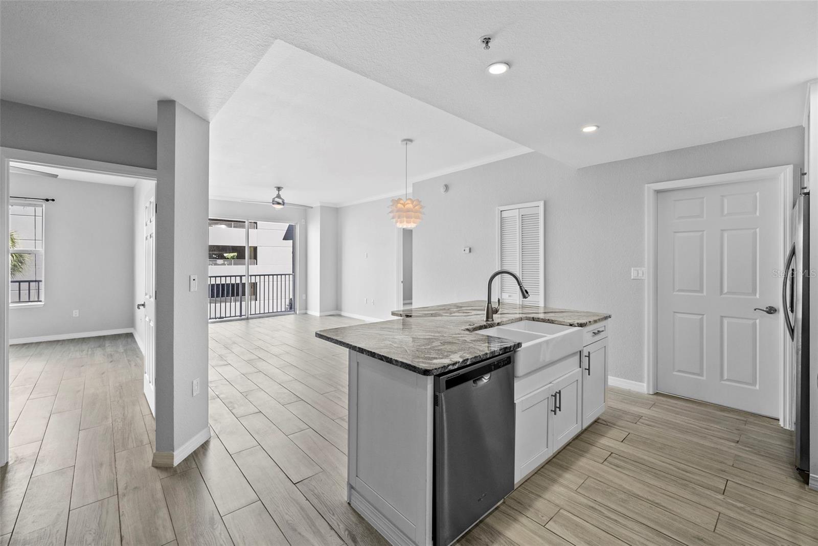 Image 4 of 39 For 700 Harbour Island  238