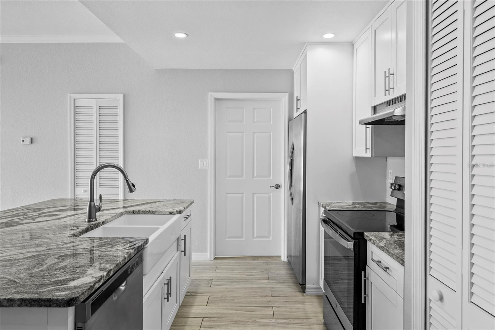 Image 5 of 39 For 700 Harbour Island  238