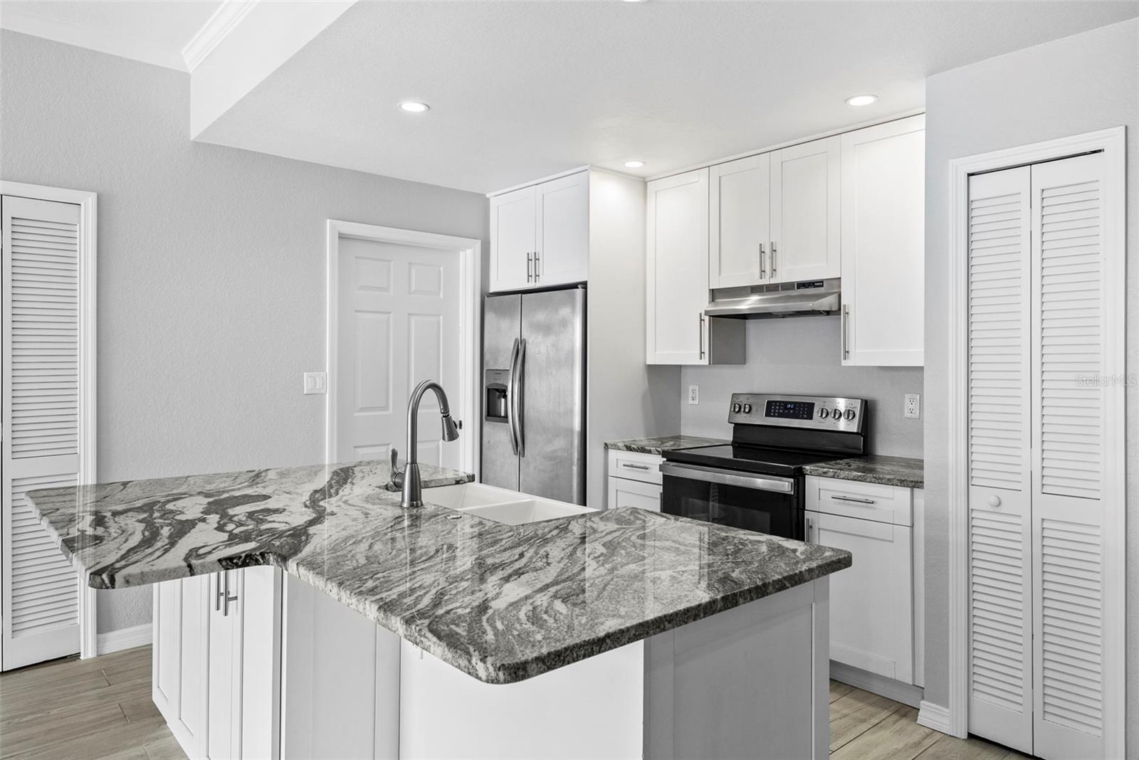 Image 6 of 39 For 700 Harbour Island  238