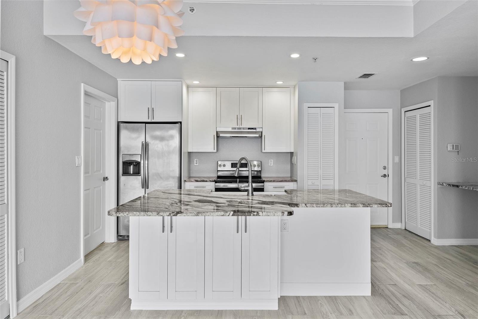 Image 7 of 39 For 700 Harbour Island  238