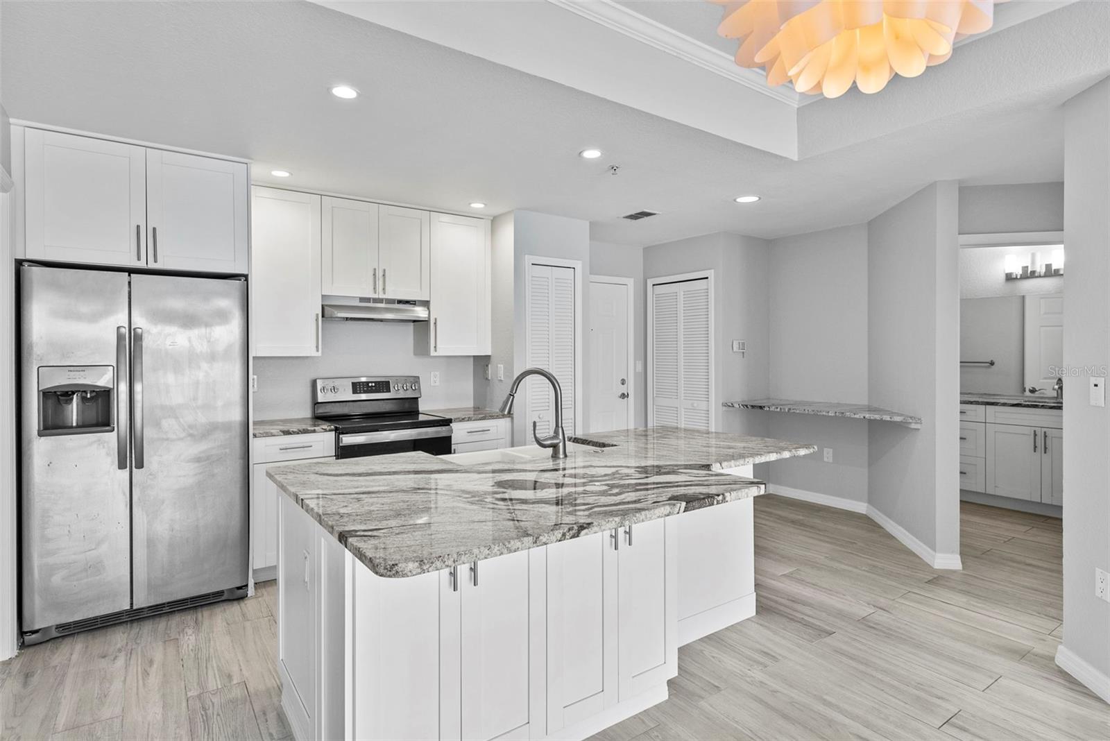 Image 8 of 39 For 700 Harbour Island  238