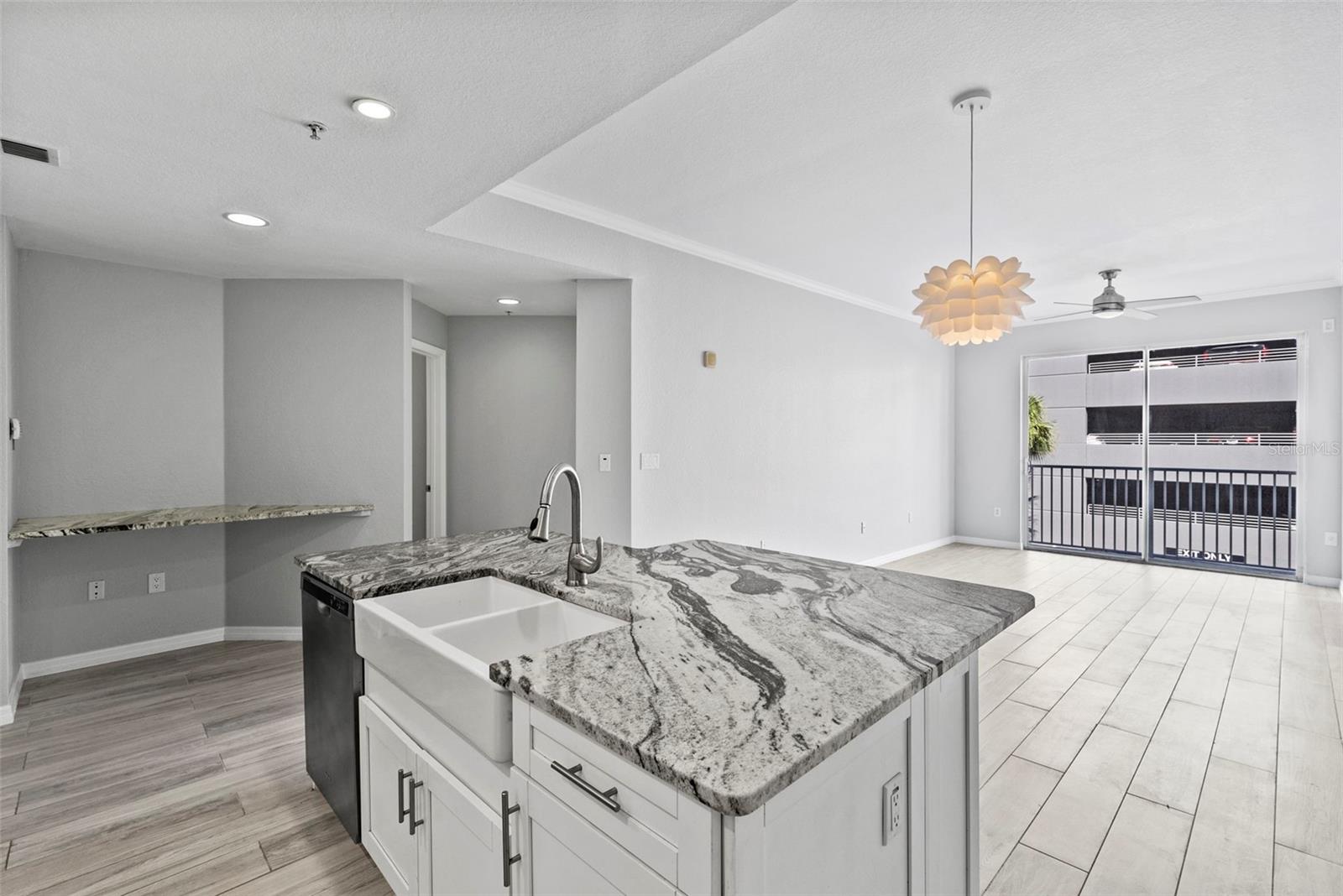 Image 9 of 39 For 700 Harbour Island  238