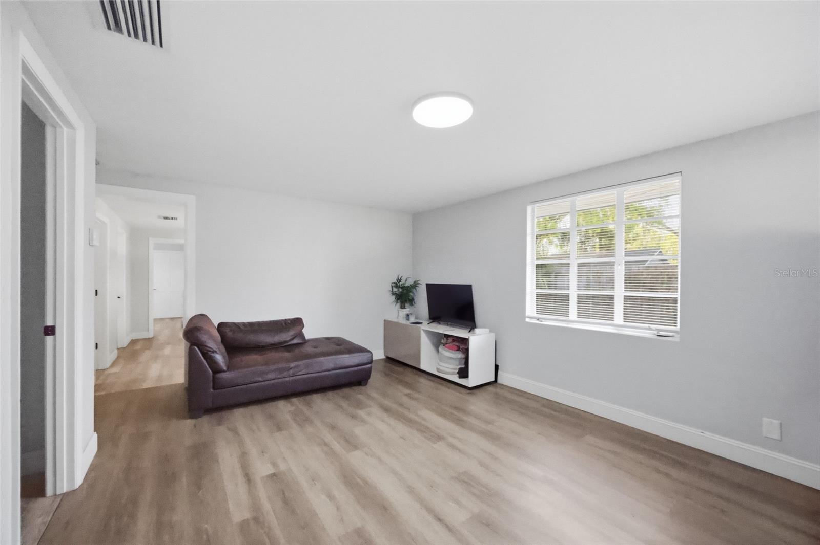 Image 5 of 21 For 907 Center Street