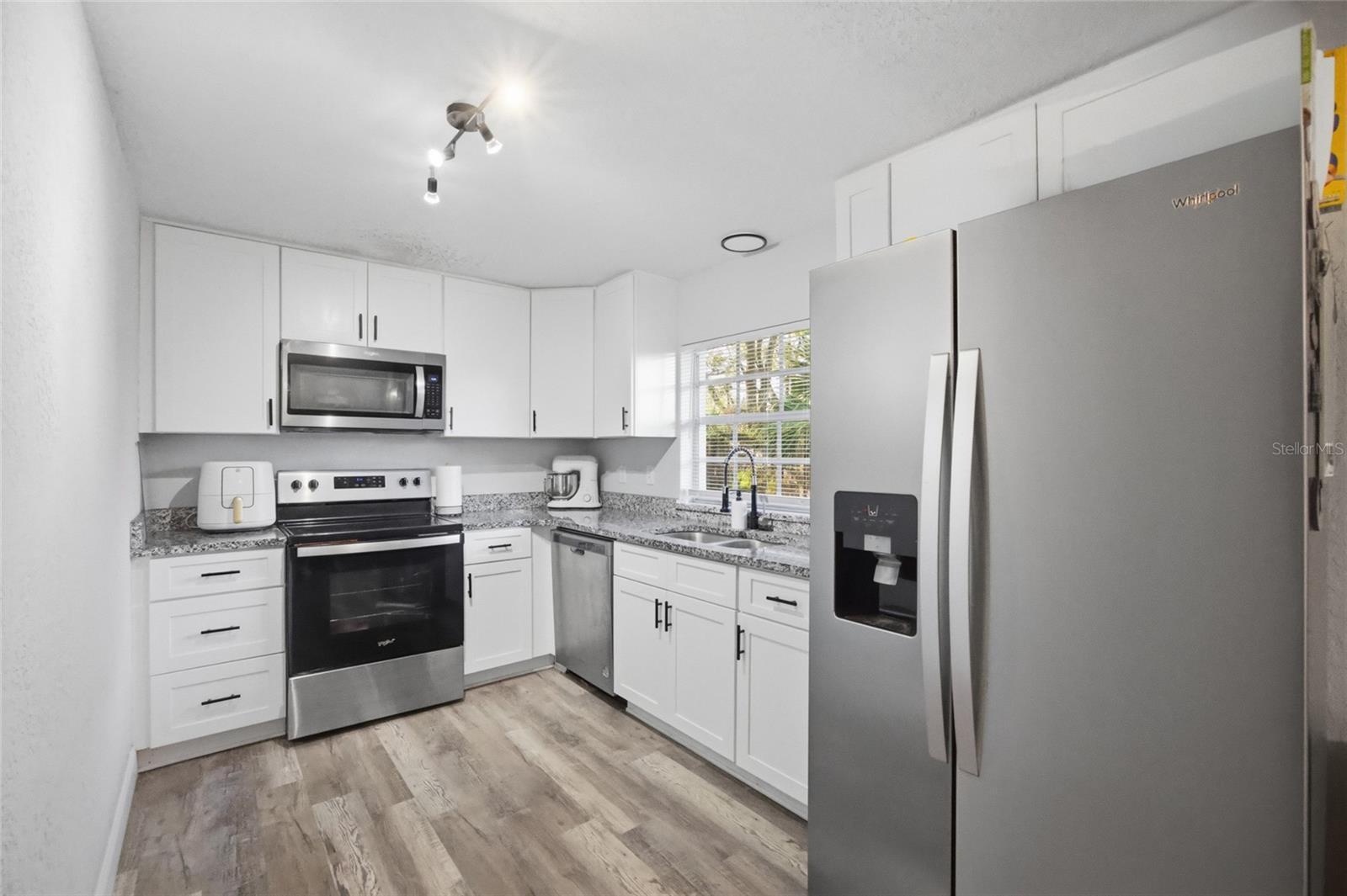 Image 7 of 21 For 907 Center Street