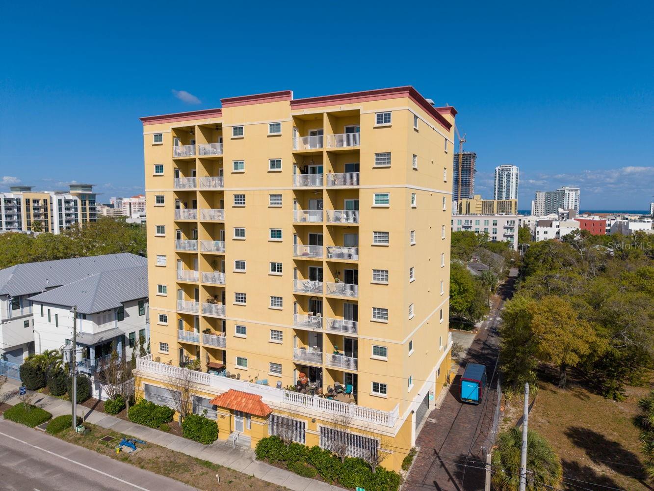 Image 3 of 40 For 316 8th Street S 402