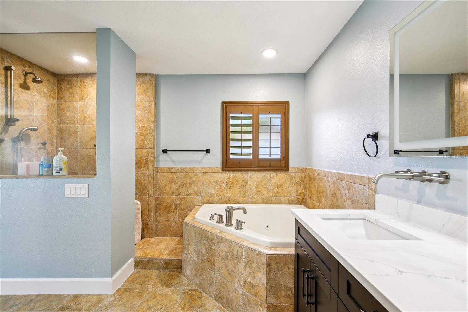 Image 18 of 40 For 565 Crystal Drive