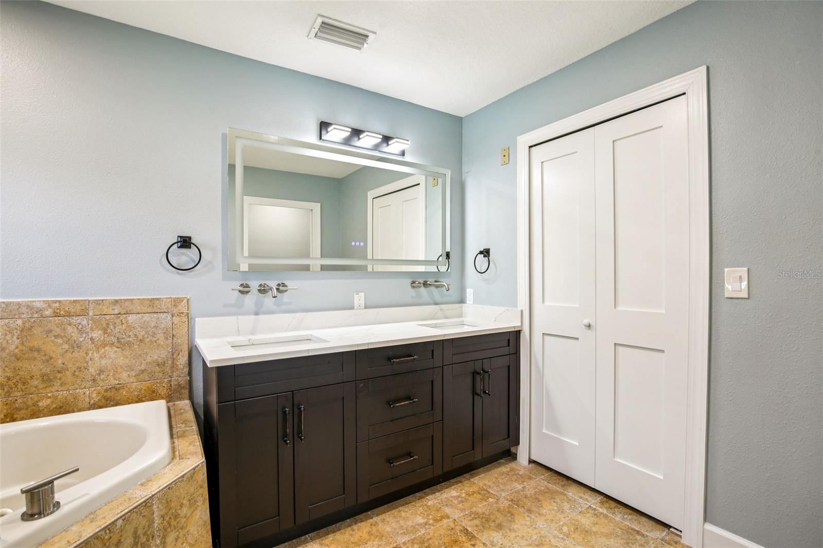 Image 19 of 40 For 565 Crystal Drive