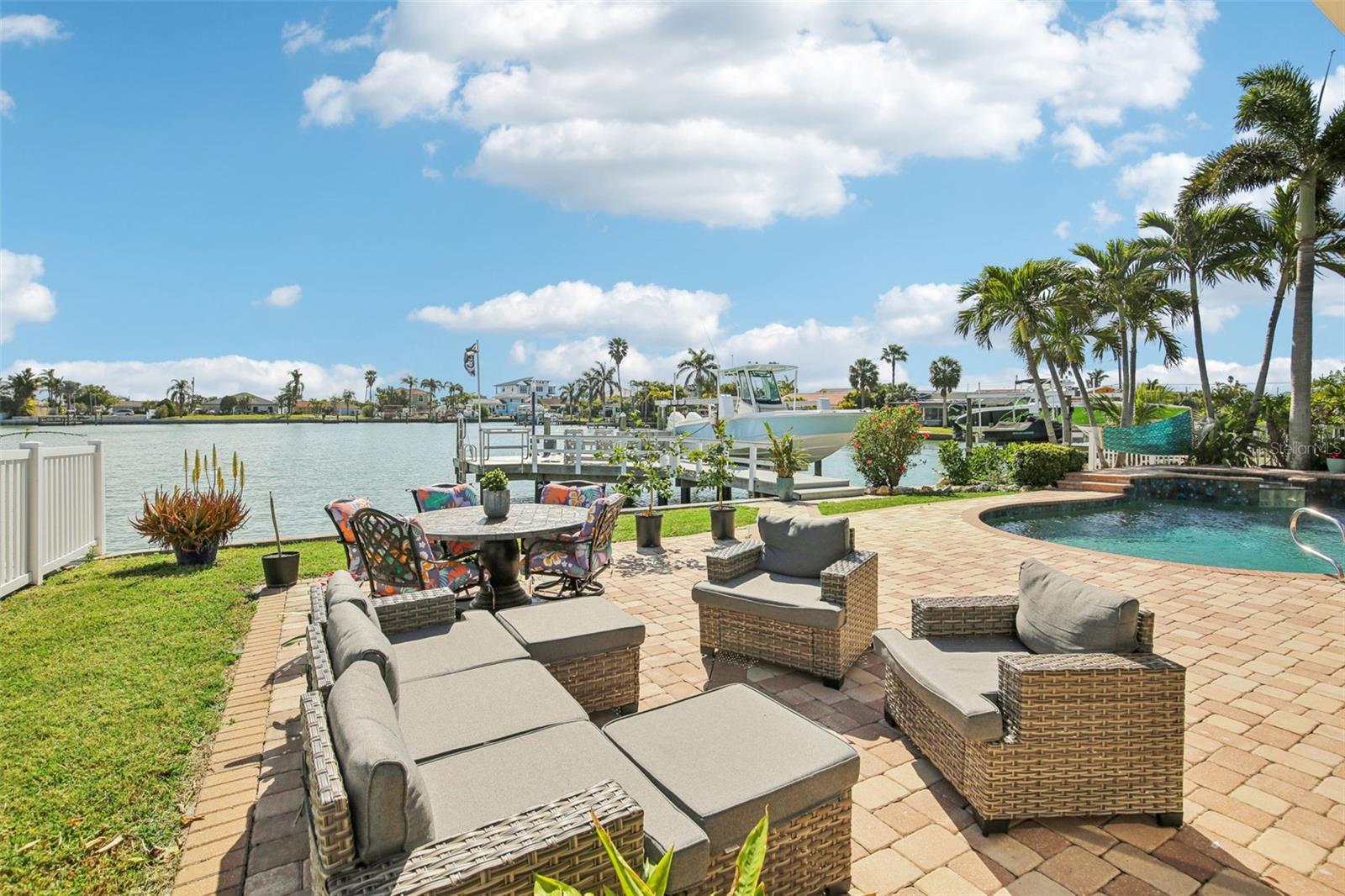 Image 25 of 40 For 565 Crystal Drive