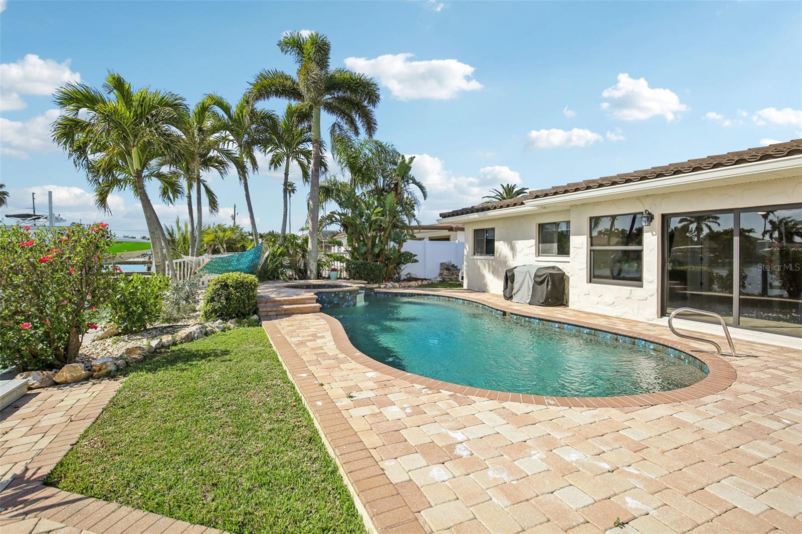 Image 27 of 40 For 565 Crystal Drive