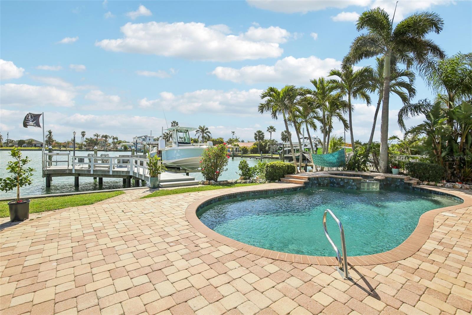 Image 3 of 40 For 565 Crystal Drive