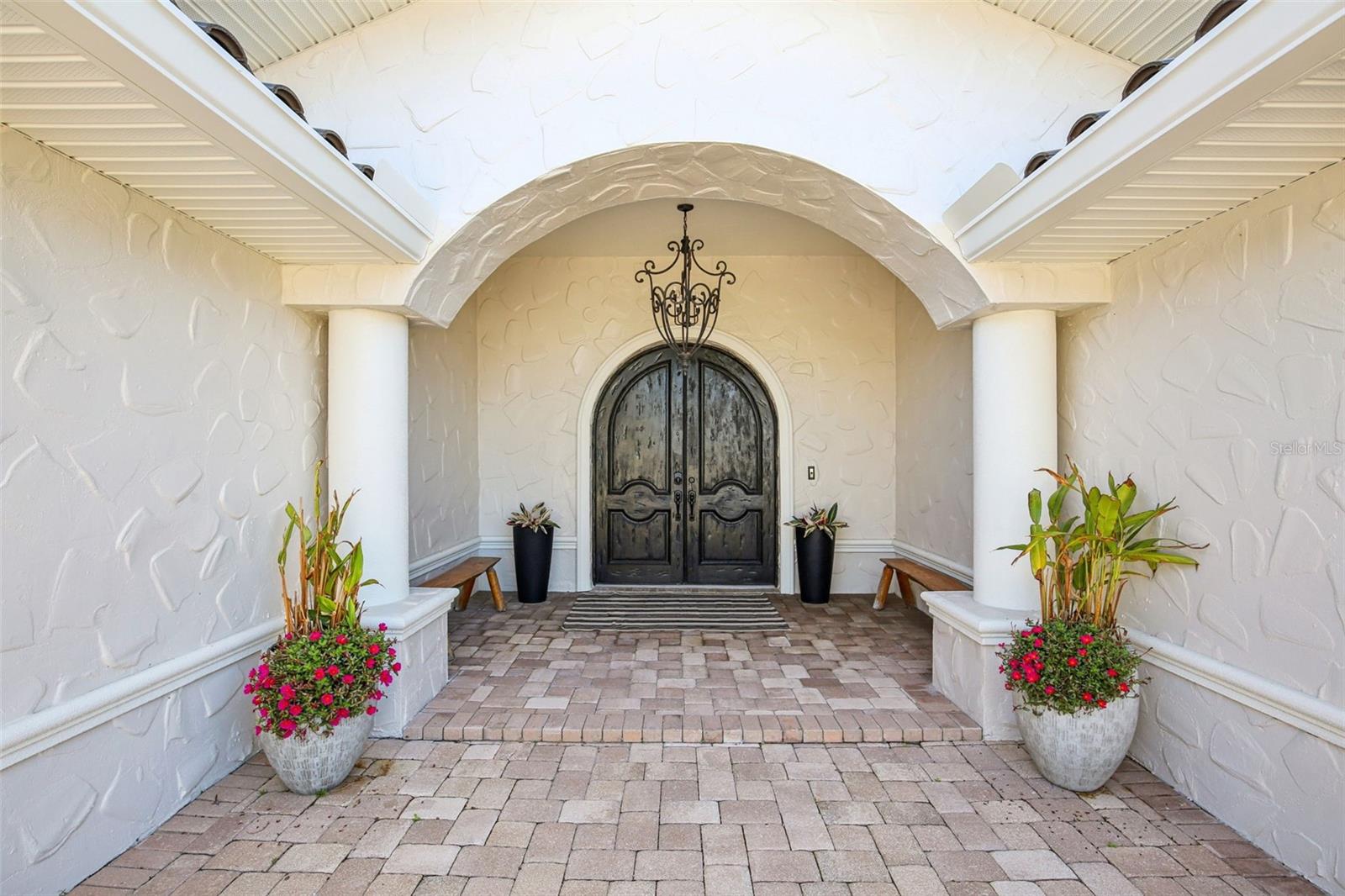 Image 4 of 40 For 565 Crystal Drive