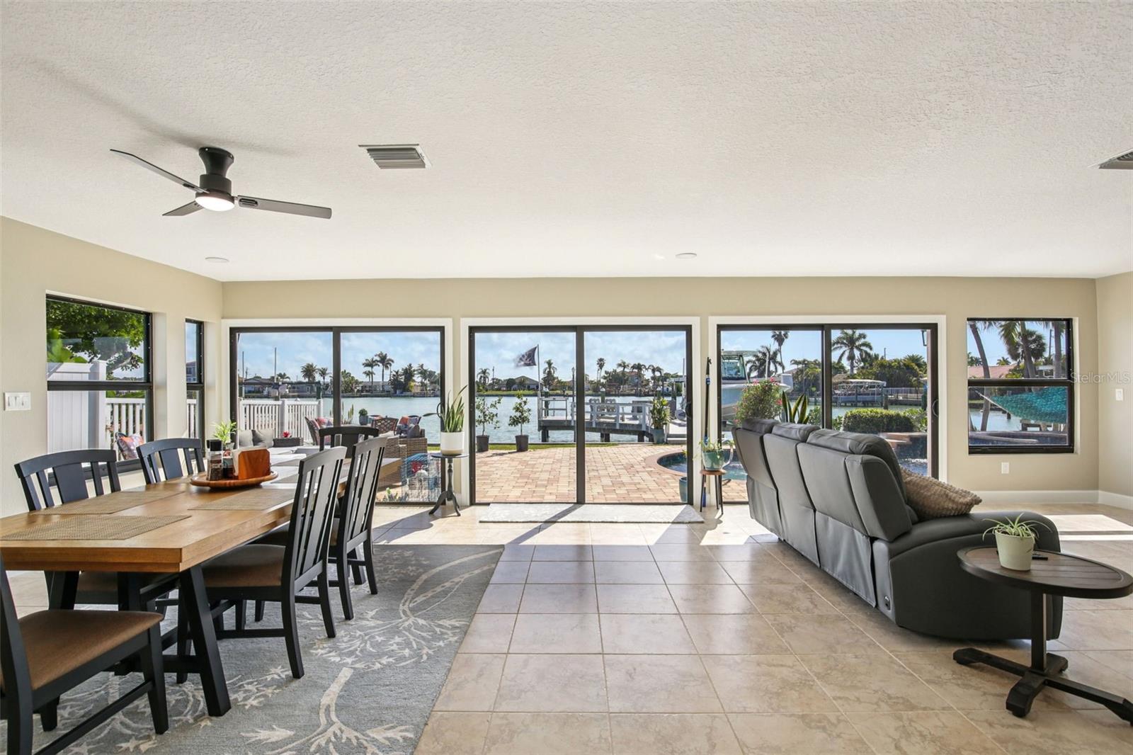 Image 5 of 40 For 565 Crystal Drive