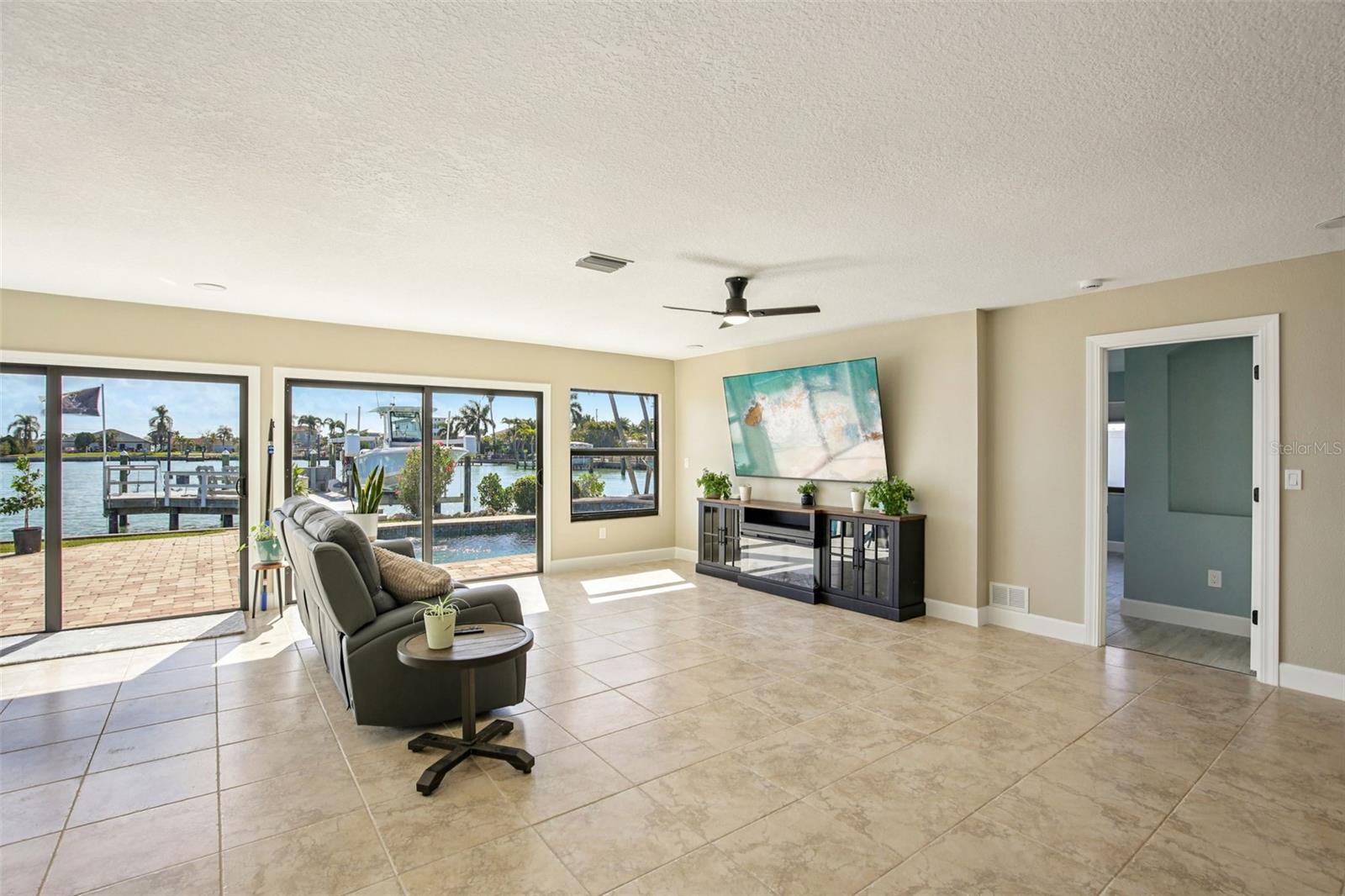 Image 6 of 40 For 565 Crystal Drive