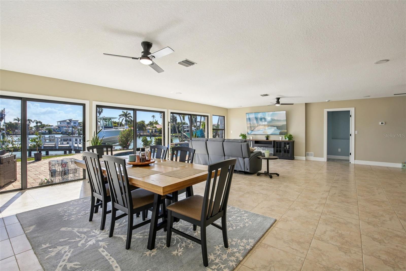 Image 9 of 40 For 565 Crystal Drive