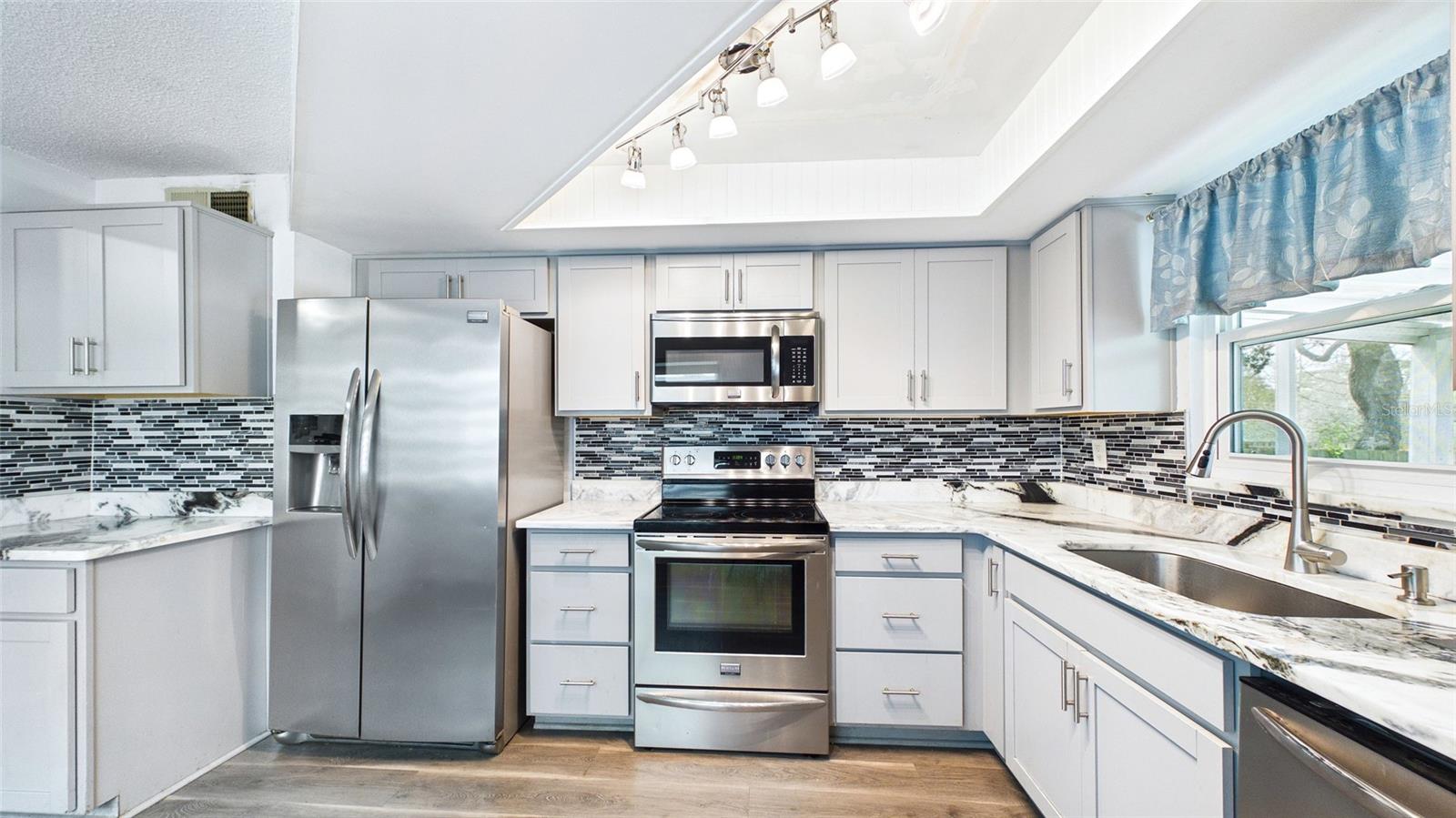 Image 10 of 37 For 1990 Carolina Avenue