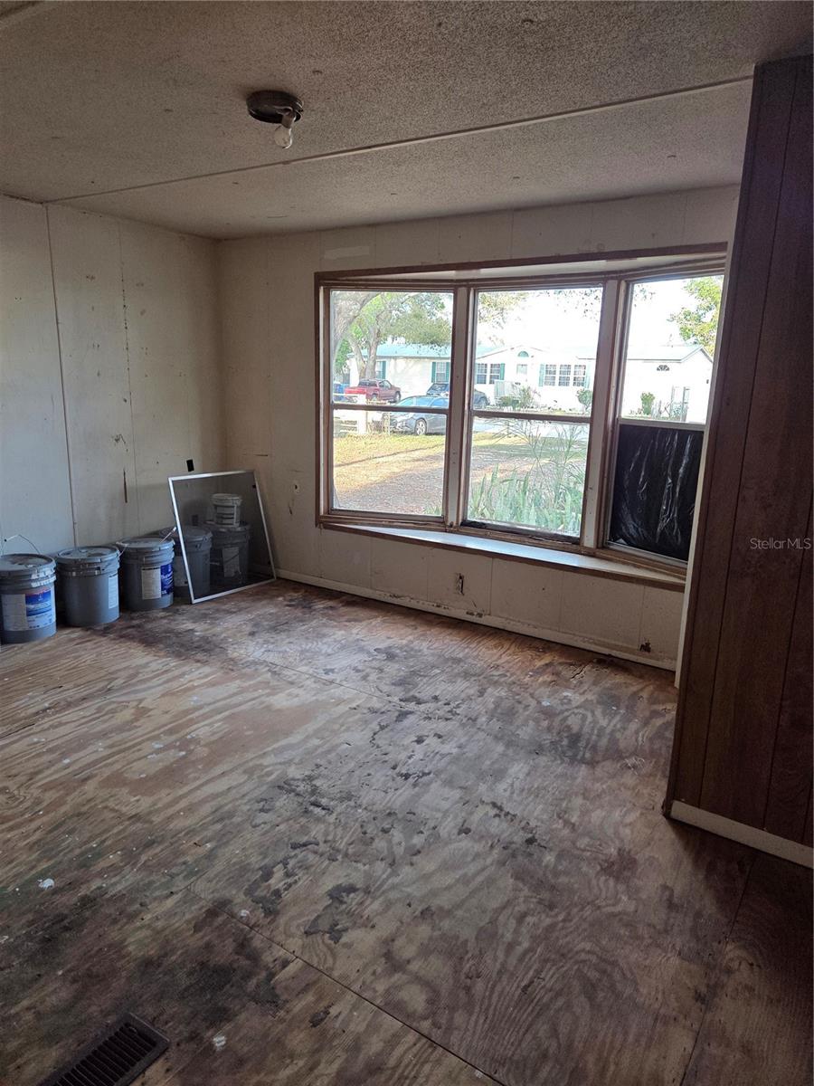 Listing photo id 9 for 920 Brinwood Drive