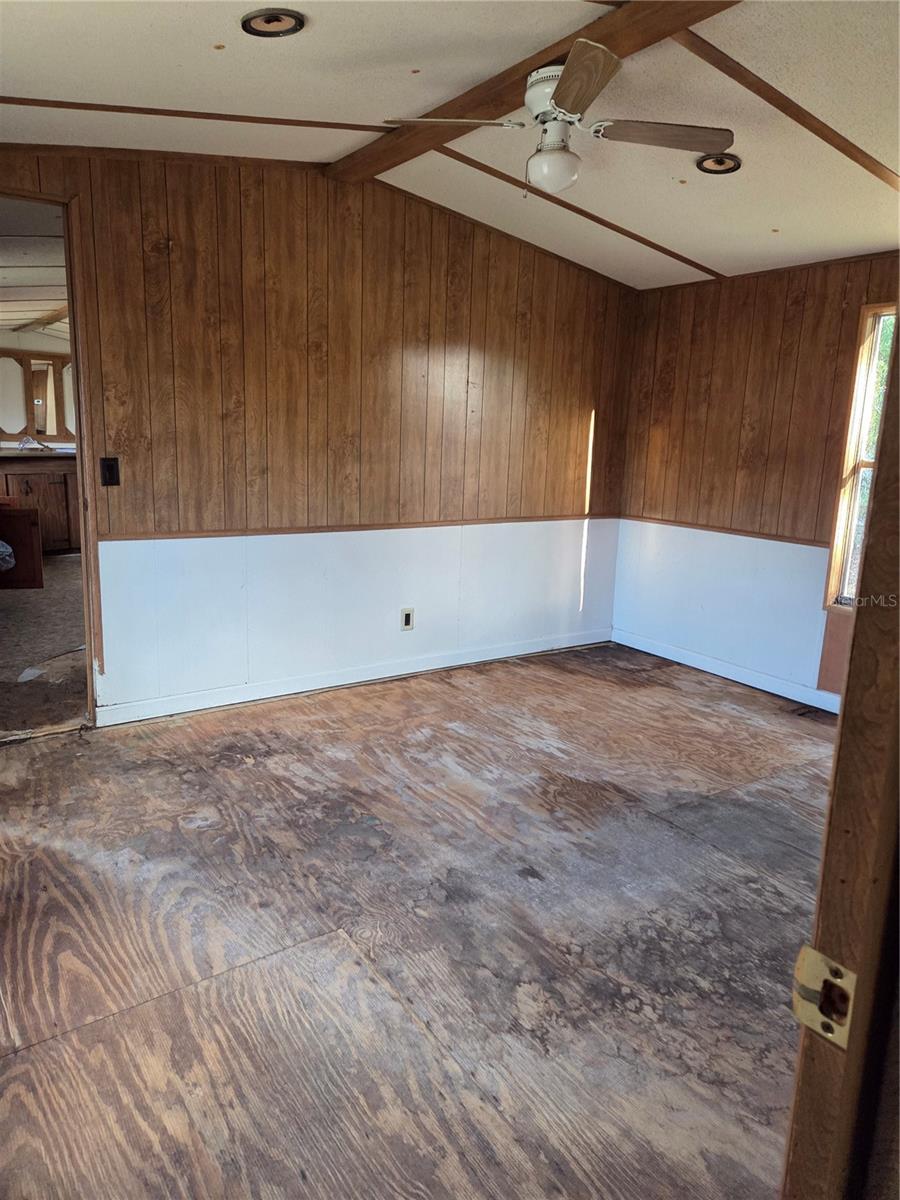 Listing photo id 14 for 920 Brinwood Drive