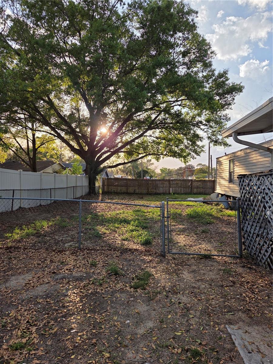 Listing photo id 2 for 920 Brinwood Drive