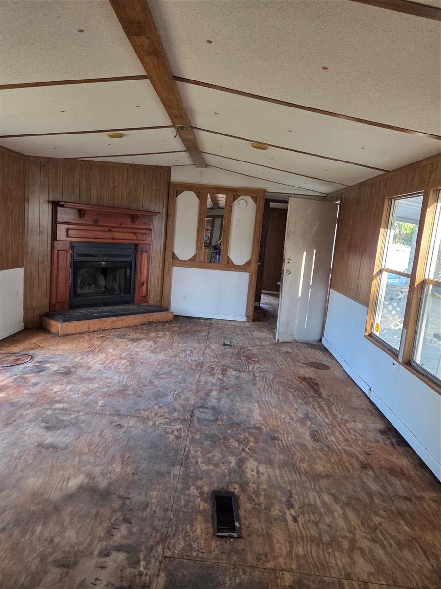 Listing photo id 7 for 920 Brinwood Drive