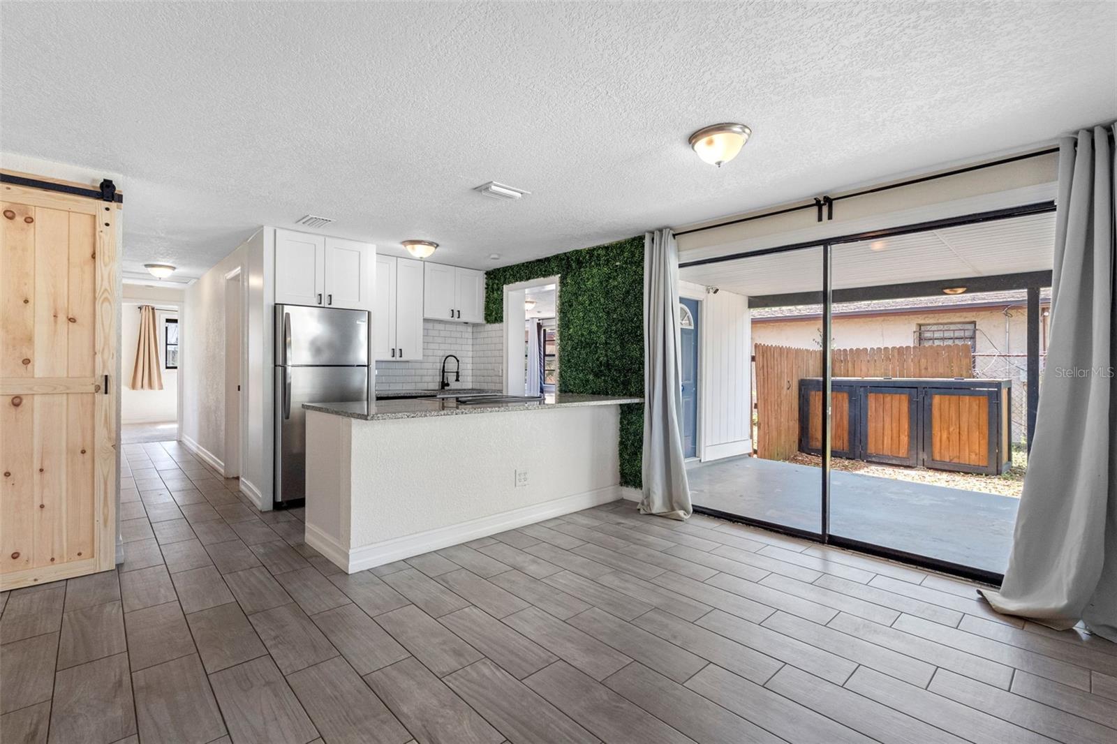 Listing photo id 11 for 3007 Chipco Street