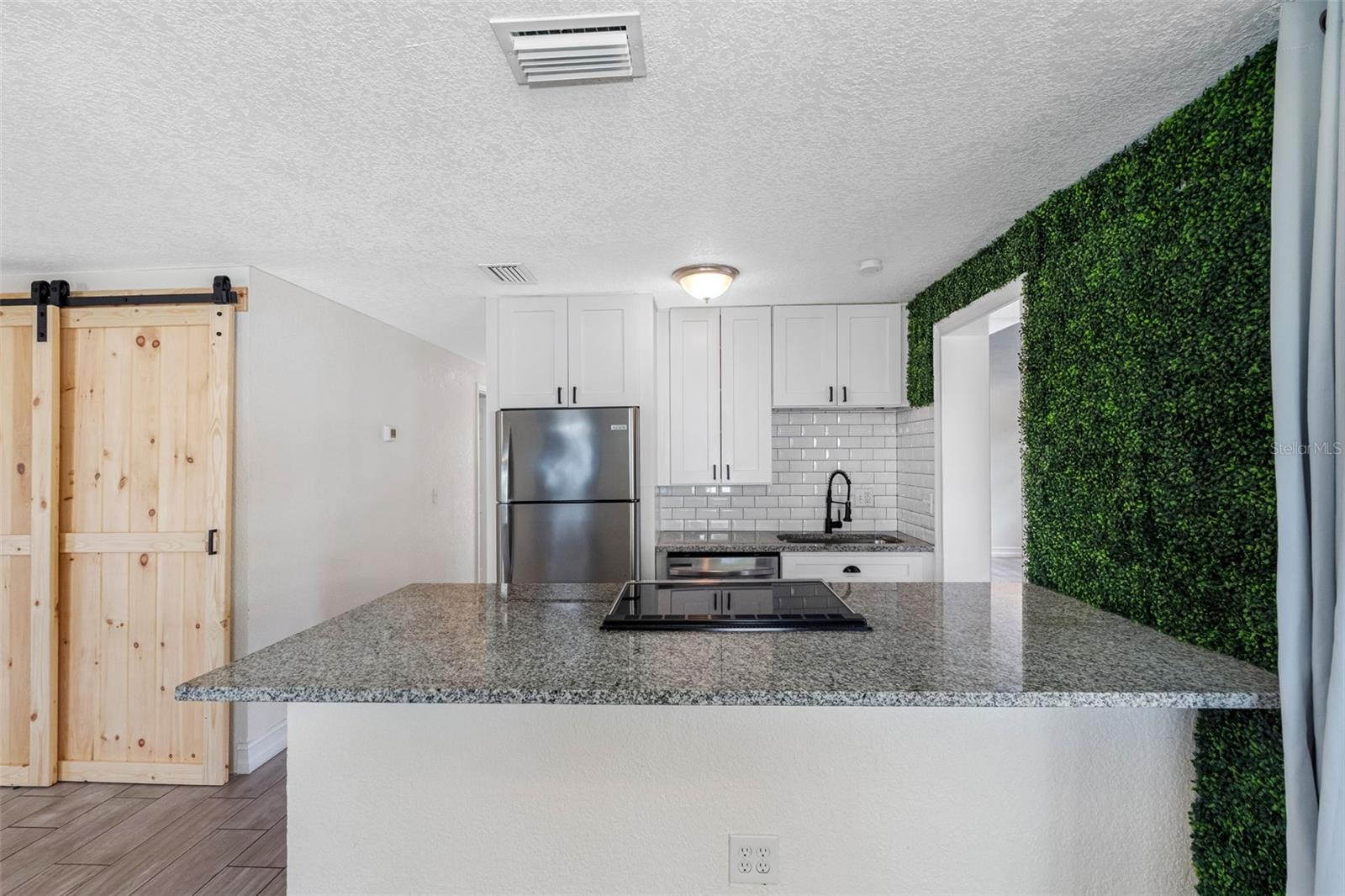 Listing photo id 13 for 3007 Chipco Street