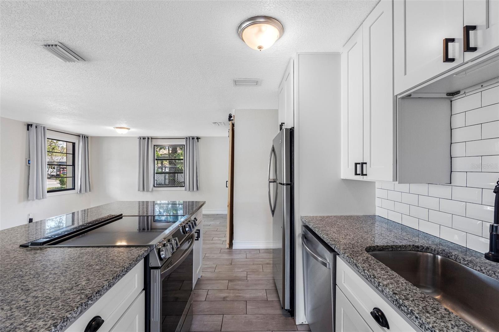 Listing photo id 16 for 3007 Chipco Street