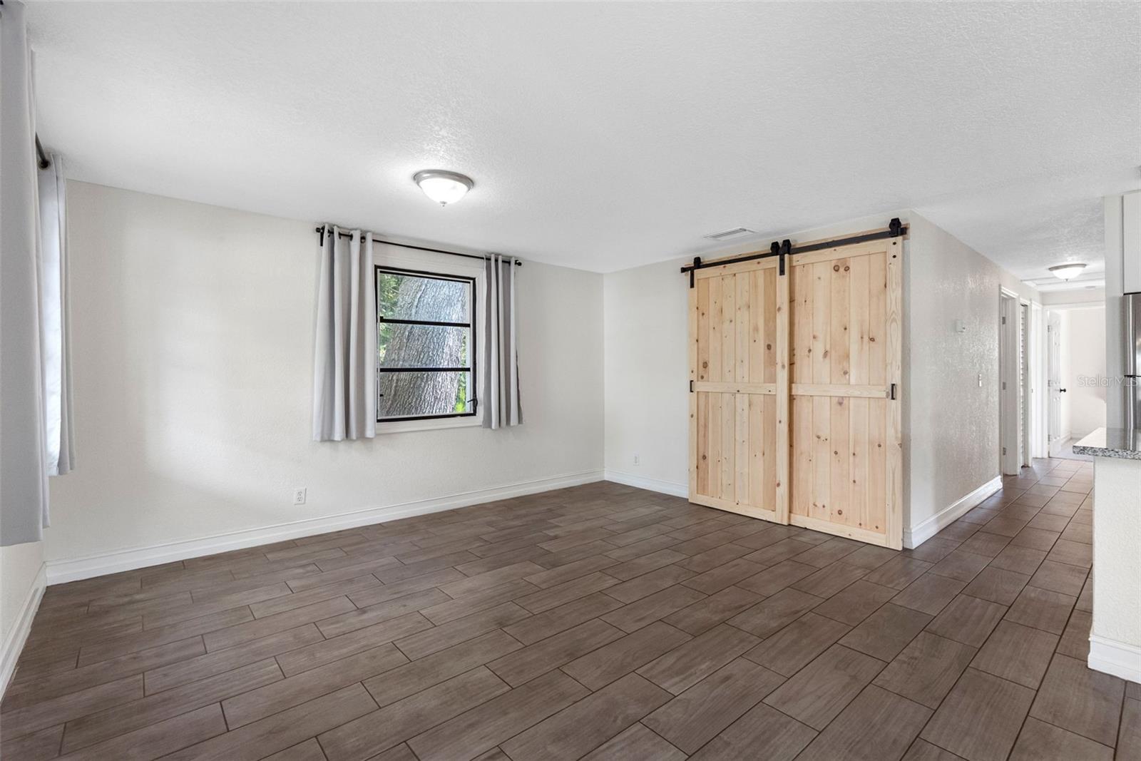 Listing photo id 19 for 3007 Chipco Street