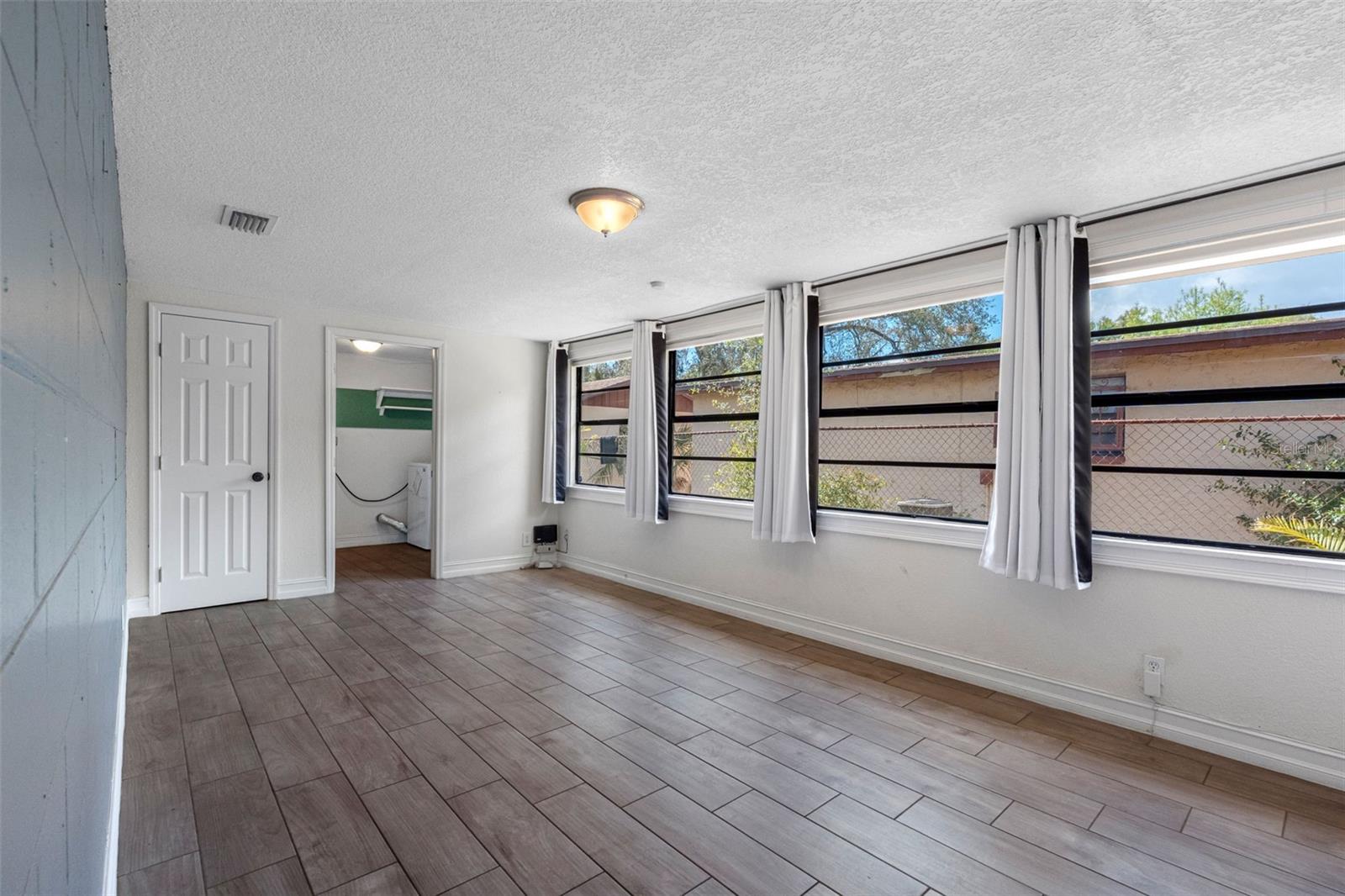 Listing photo id 36 for 3007 Chipco Street