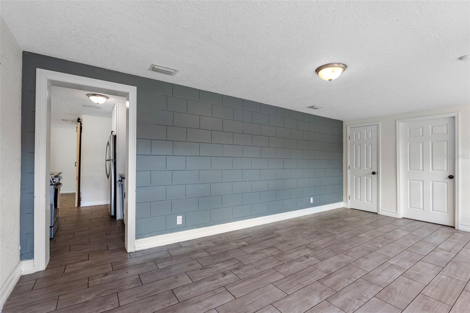 Listing photo id 37 for 3007 Chipco Street