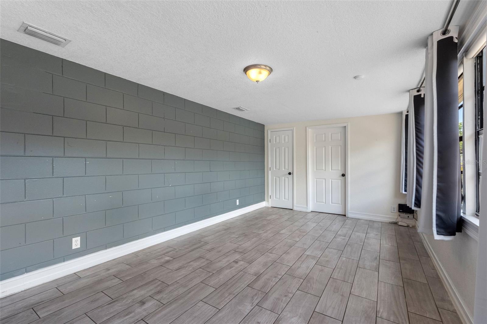 Listing photo id 38 for 3007 Chipco Street