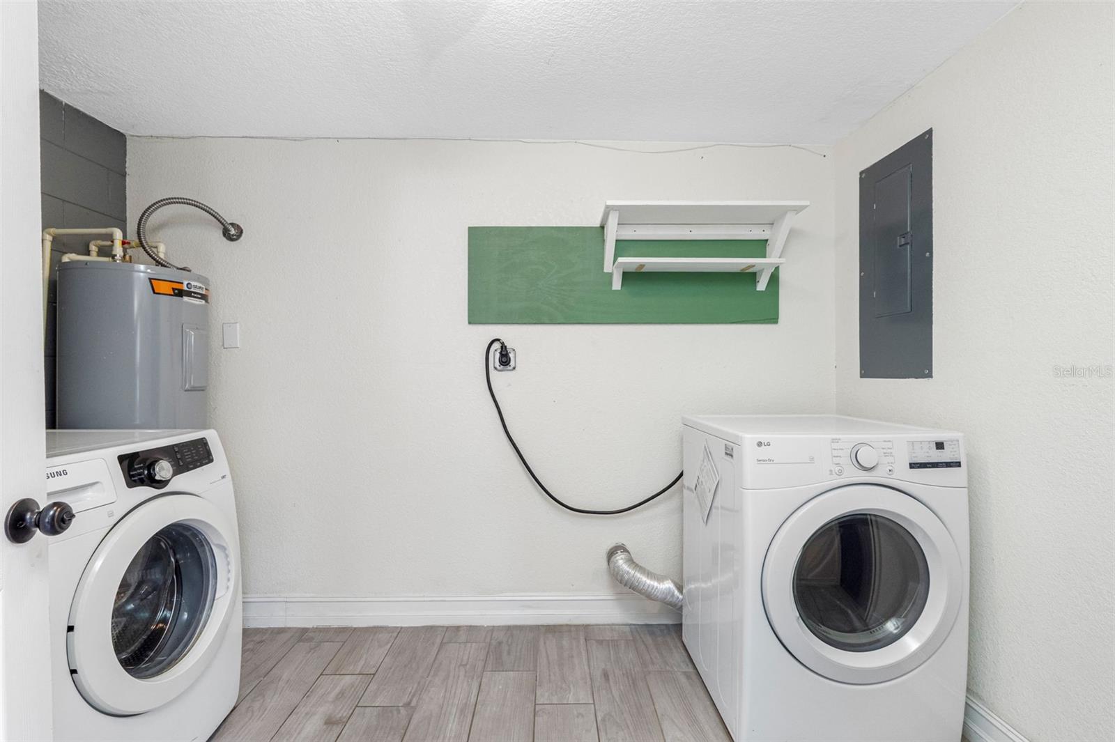 Listing photo id 40 for 3007 Chipco Street