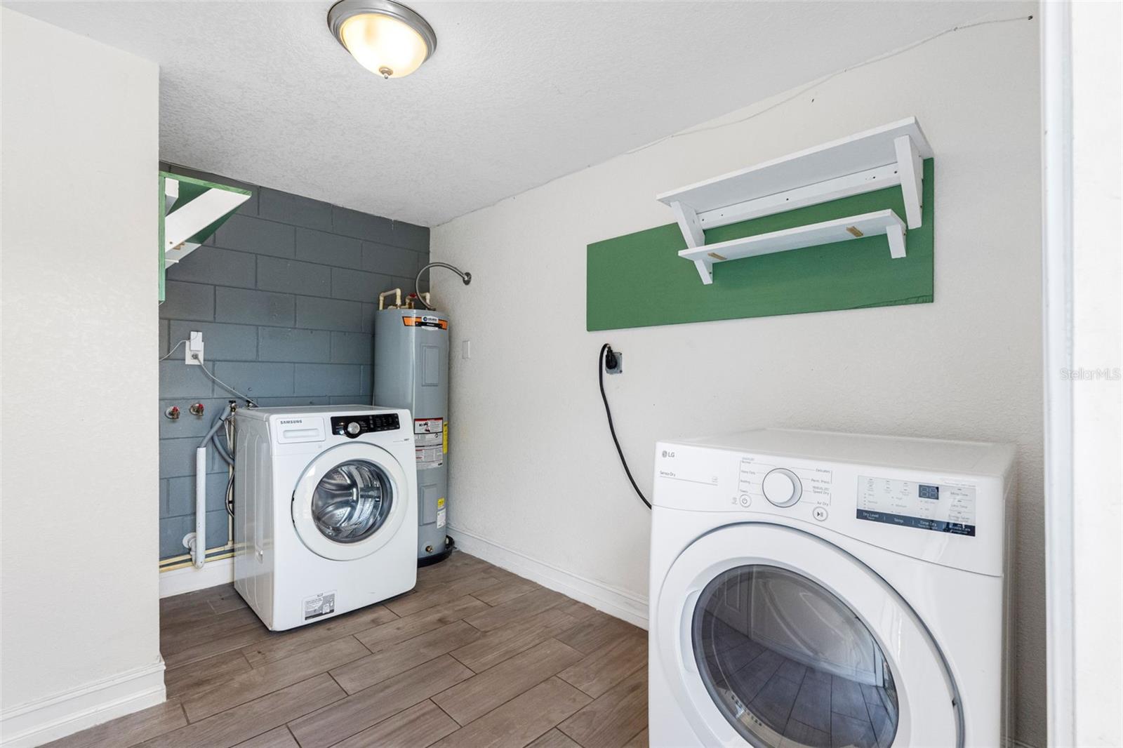 Listing photo id 41 for 3007 Chipco Street