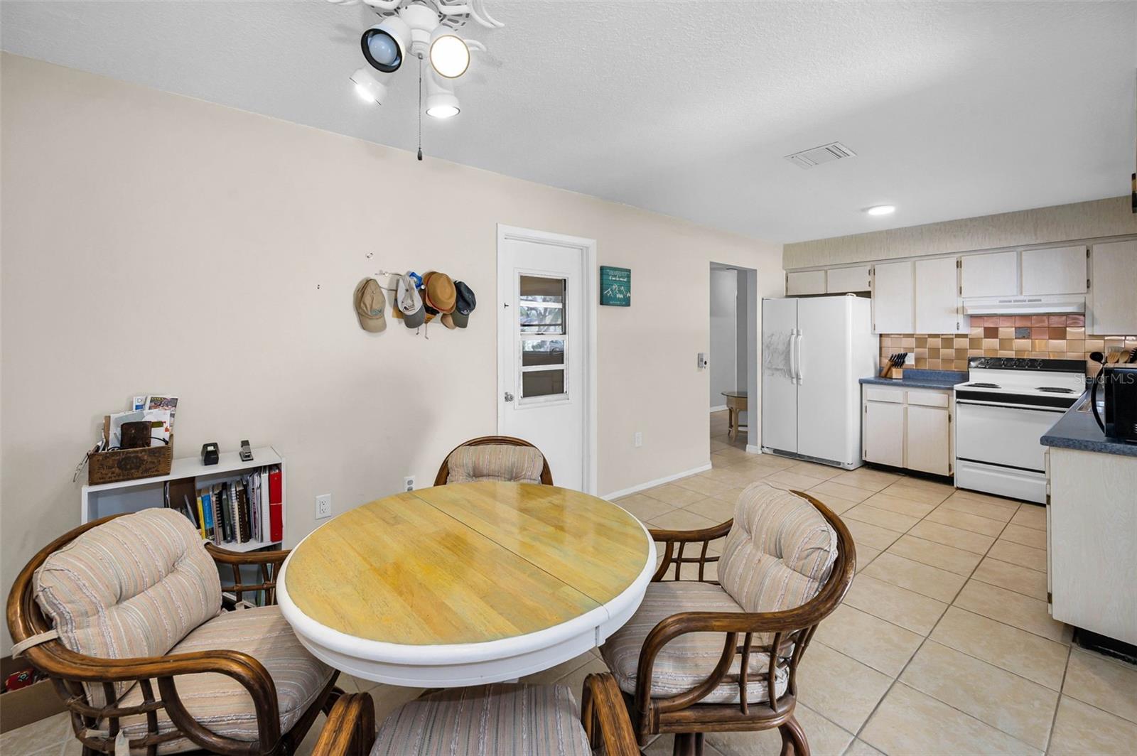 Image 6 of 36 For 852 Oxford Court