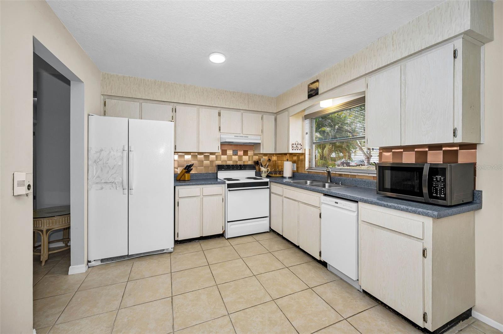 Image 7 of 36 For 852 Oxford Court