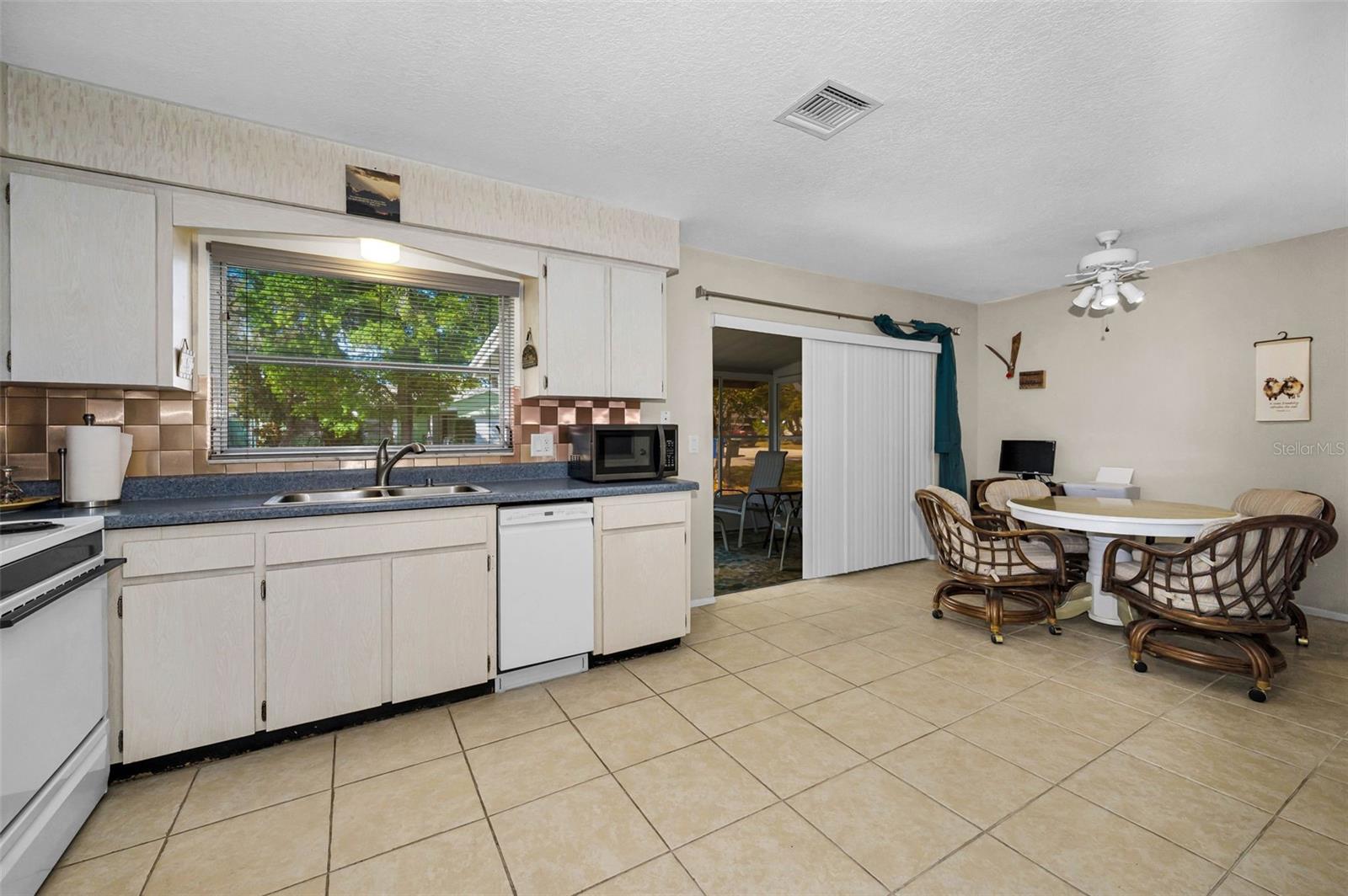 Image 9 of 36 For 852 Oxford Court