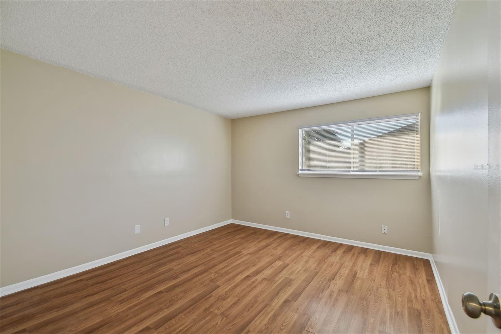 Image 14 of 36 For 6330 Newtown Circle 30b4