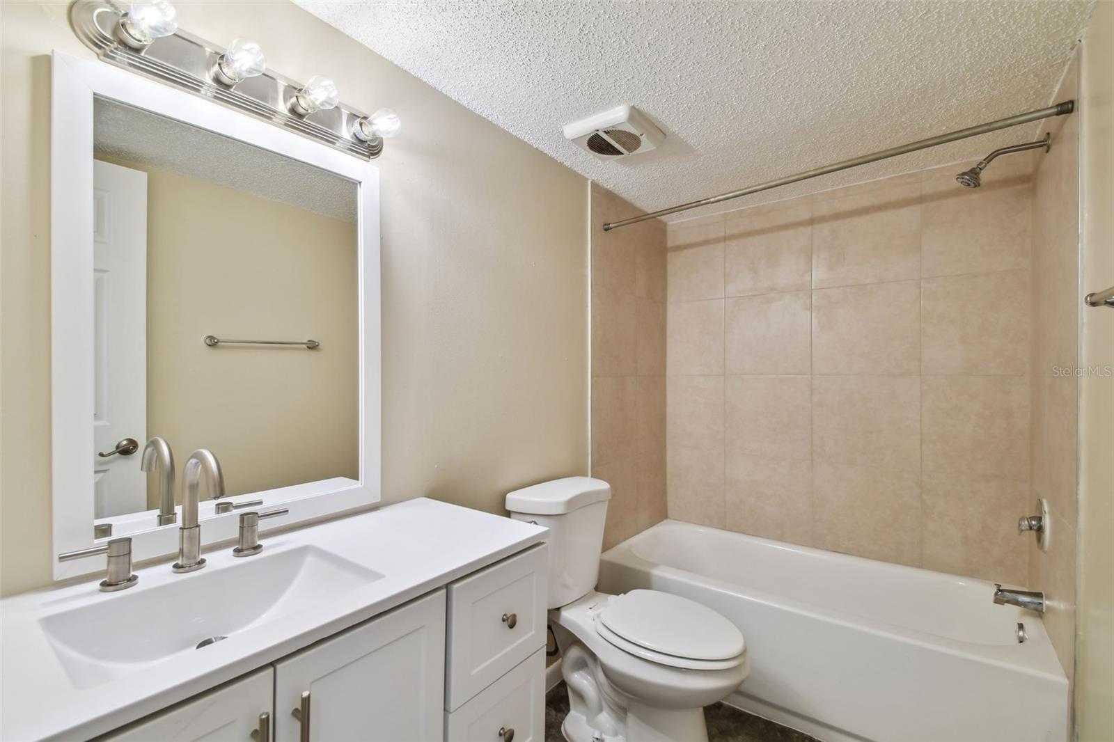 Image 17 of 36 For 6330 Newtown Circle 30b4