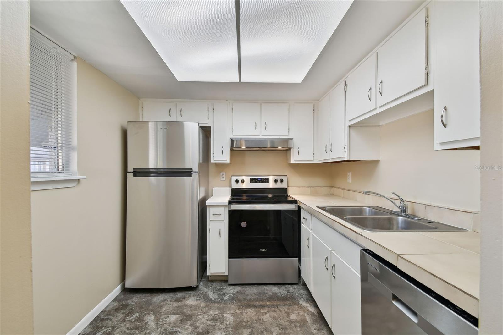 Image 21 of 36 For 6330 Newtown Circle 30b4