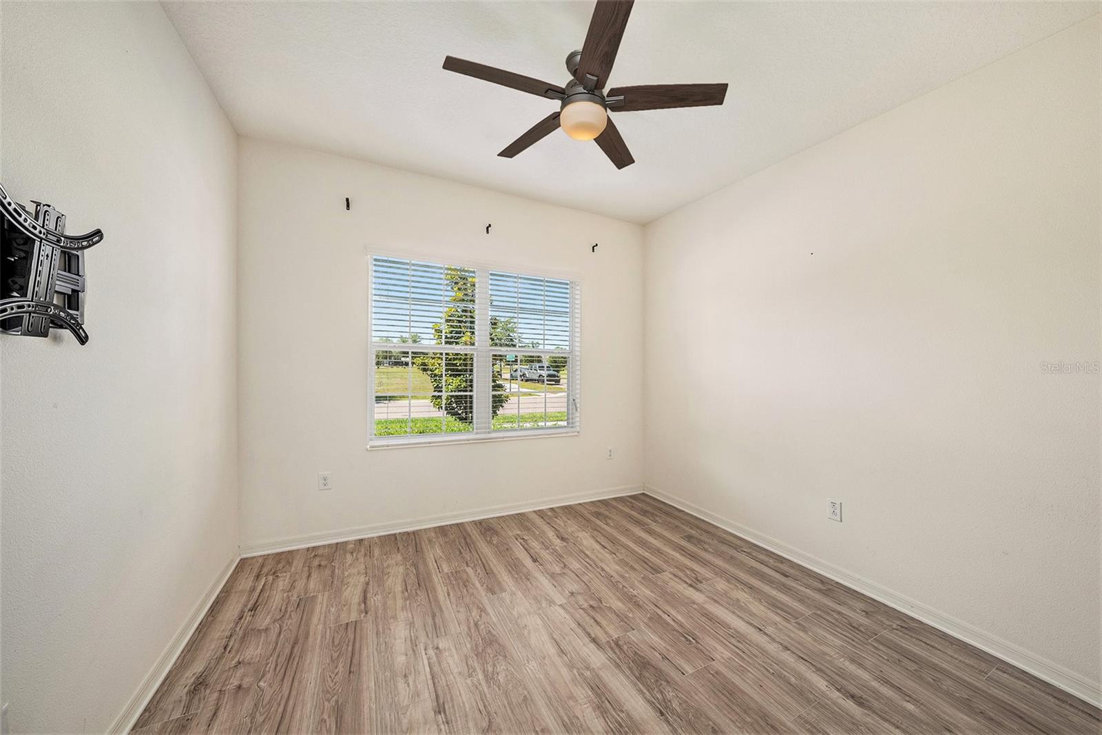 Image 23 of 29 For 8202 Willow Beach Drive