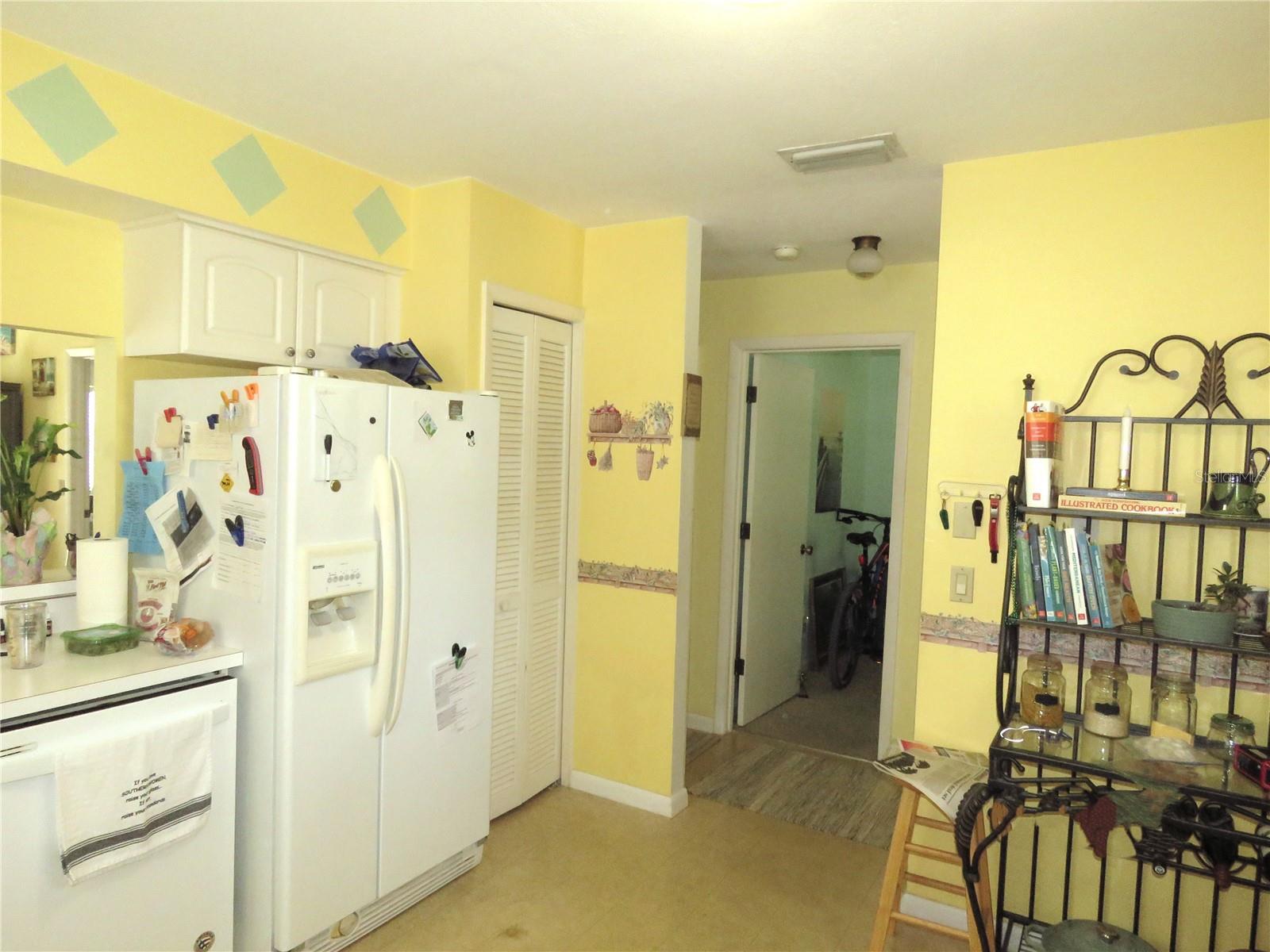 Image 26 of 67 For 418 Narvaezi Street