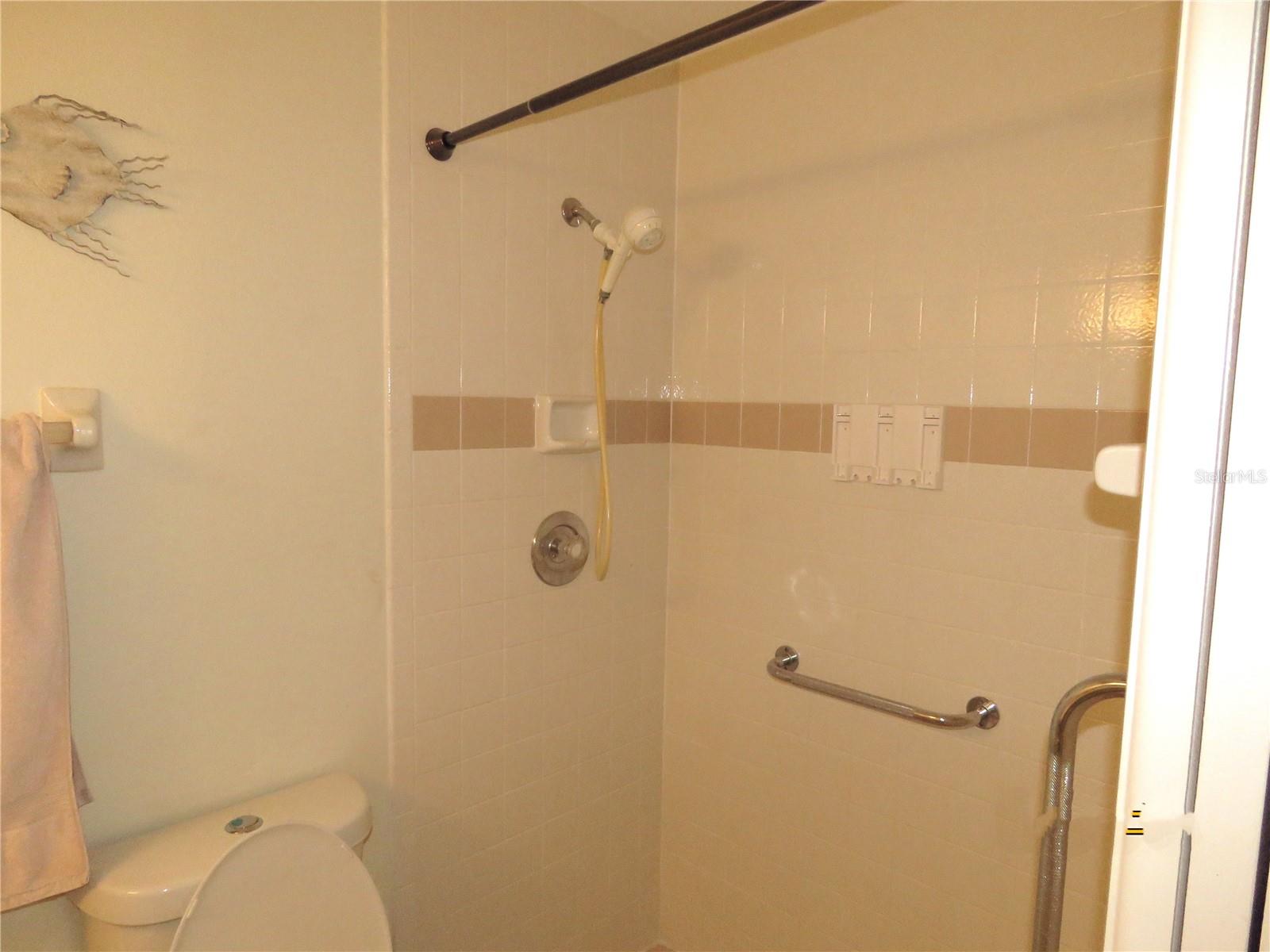 Image 34 of 67 For 418 Narvaezi Street