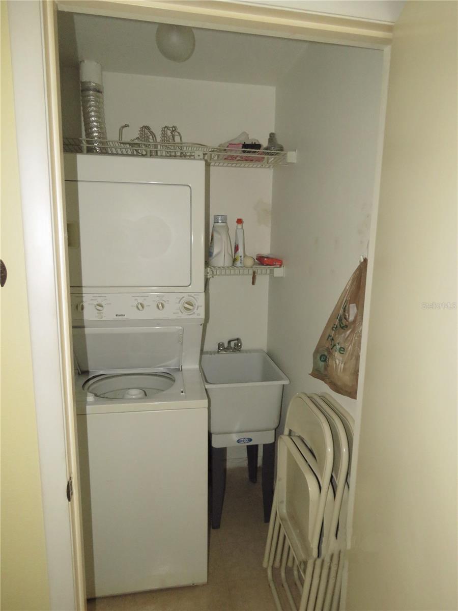 Image 39 of 67 For 418 Narvaezi Street