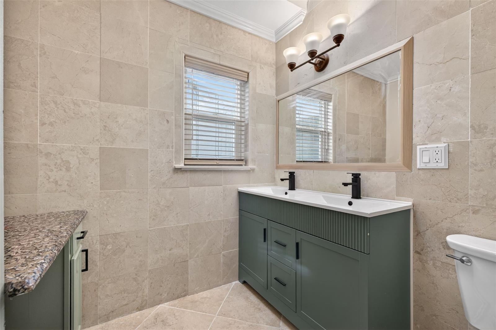 Listing photo id 12 for 8711 Bay Crest Lane