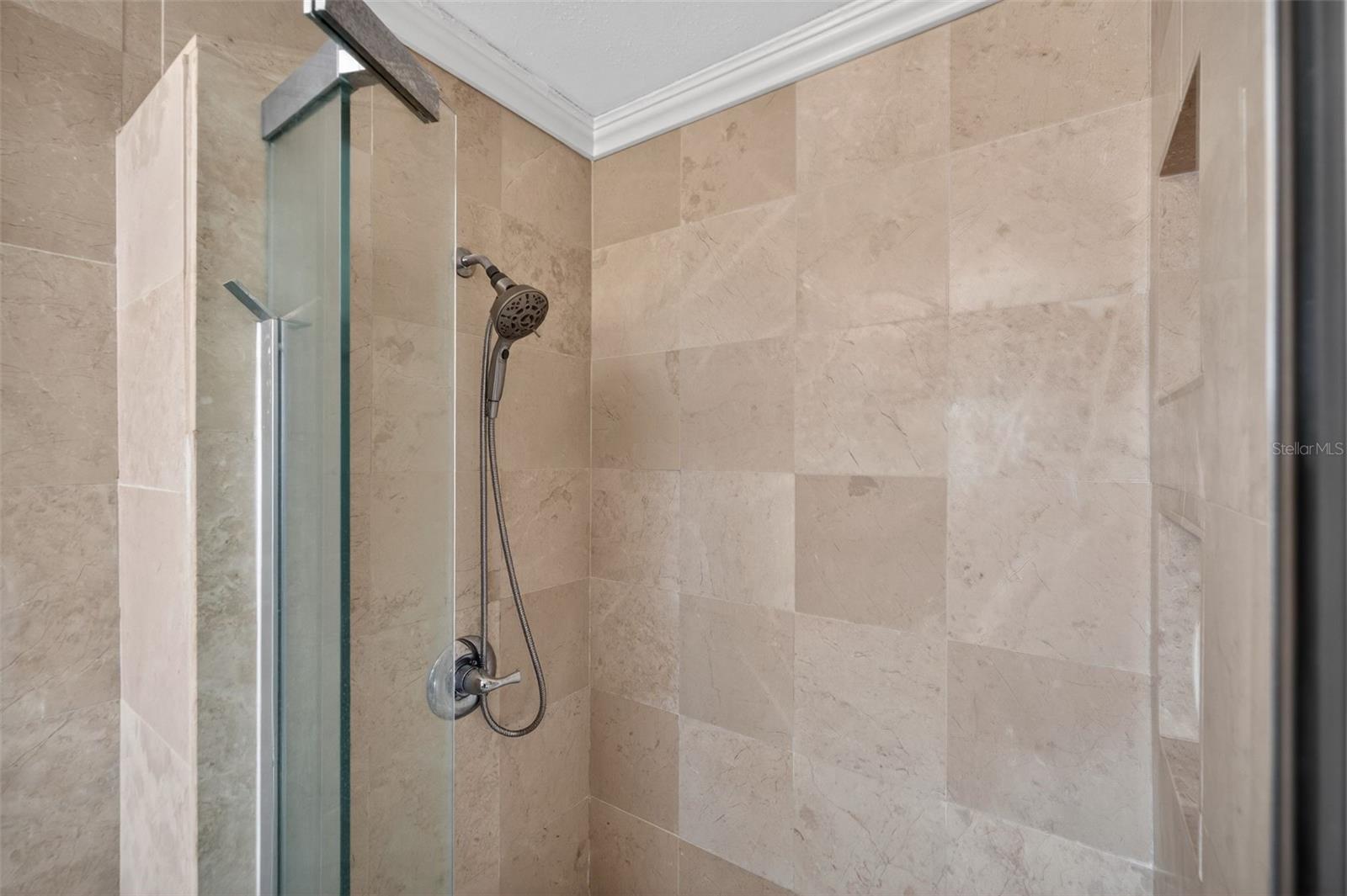 Listing photo id 13 for 8711 Bay Crest Lane