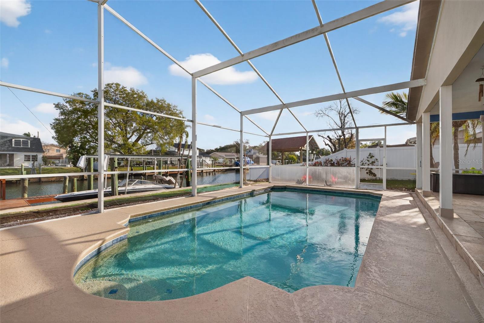 Listing photo id 18 for 8711 Bay Crest Lane