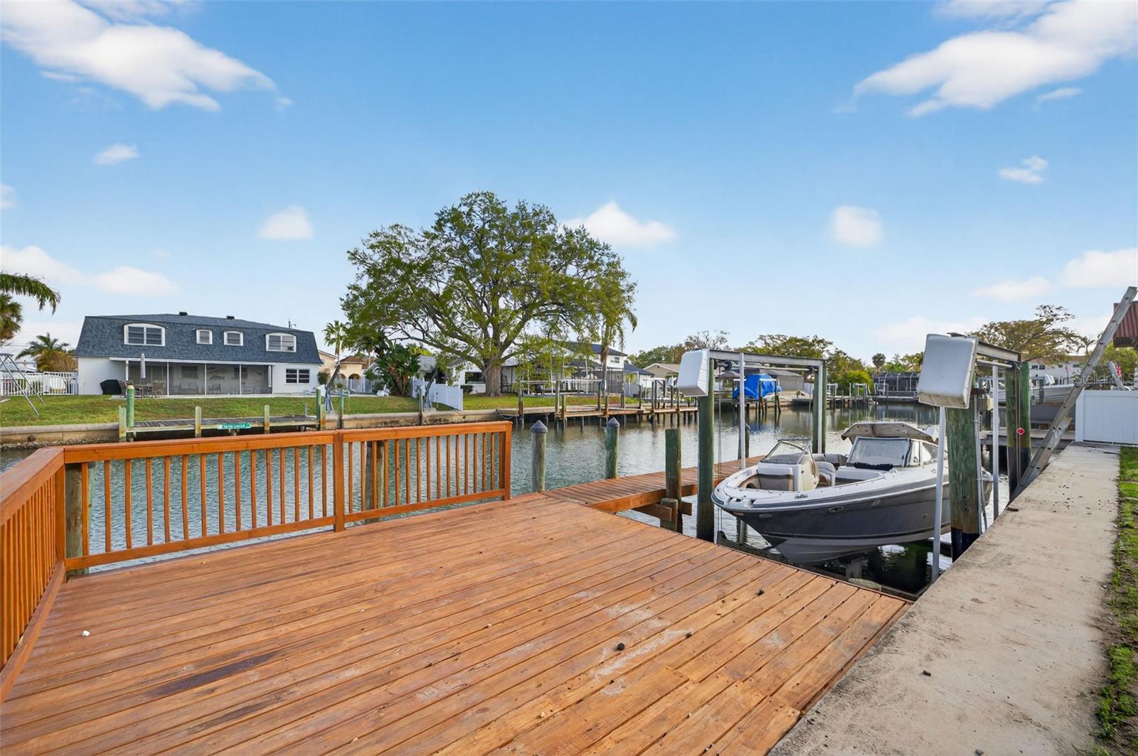 Listing photo id 22 for 8711 Bay Crest Lane