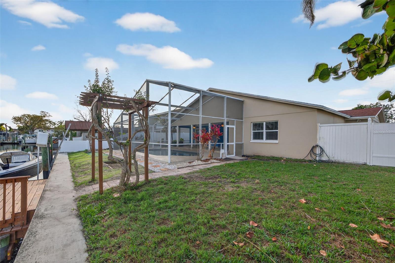 Listing photo id 24 for 8711 Bay Crest Lane